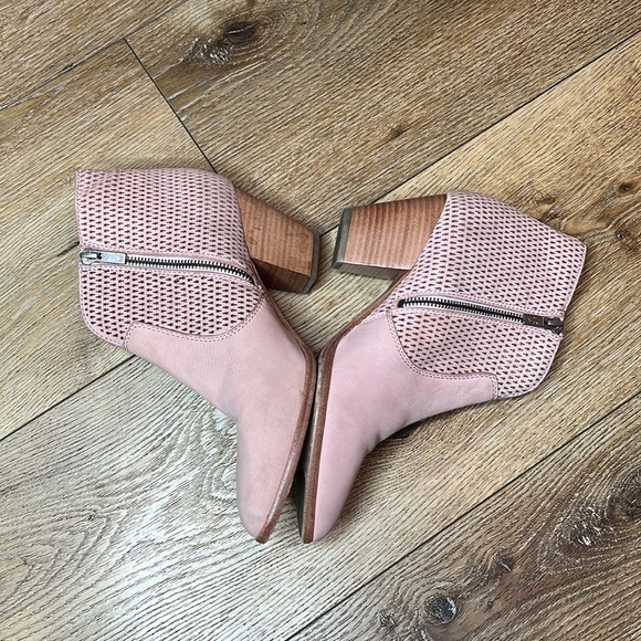 Frye Jennifer Blush Pink Perforated Booties Size 8.5 - Picture 4 of 10